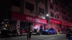 深夜出门吃夜宵，【cikaimoonLiWaynix】城市露出，被路人拿手机拍摄，大叔们看傻眼了，刺激 截图10