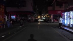 深夜出门吃夜宵，【cikaimoonLiWaynix】城市露出，被路人拿手机拍摄，大叔们看傻眼了，刺激 截图11