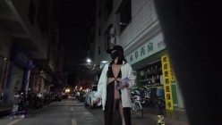 深夜出门吃夜宵，【cikaimoonLiWaynix】城市露出，被路人拿手机拍摄，大叔们看傻眼了，刺激 截图15