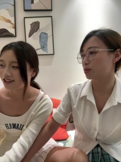 ️清纯主播【202509yoyo】表姐带着表妹下海直播、在线教口活、练习做爱姿势 截图8