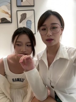 ️清纯主播【202509yoyo】表姐带着表妹下海直播、在线教口活、练习做爱姿势 截图9