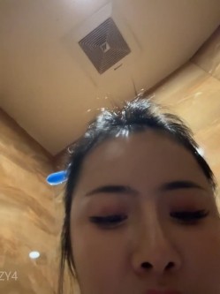 ️逆天户外主播【qingqing-ss】高颜值长腿丝袜、公园、商场餐厅大胆当着路人面裸露自慰 截图12