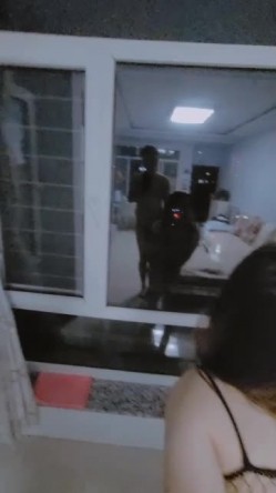 良家人妻，闷骚的一面，穿丝袜掰开大屁股，悄悄打开门，楼梯下楼熘达，好怕被邻居发现呀！ 截图4