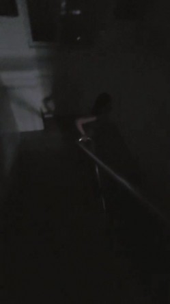 良家人妻，闷骚的一面，穿丝袜掰开大屁股，悄悄打开门，楼梯下楼熘达，好怕被邻居发现呀！ 截图14