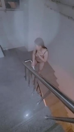 良家人妻，闷骚的一面，穿丝袜掰开大屁股，悄悄打开门，楼梯下楼熘达，好怕被邻居发现呀！ 截图15