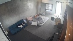 黑客破解家庭网络摄像头偷拍住毛坯房的年轻情侣疯狂做爱有时一天做爱几次 截图1