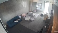 黑客破解家庭网络摄像头偷拍住毛坯房的年轻情侣疯狂做爱有时一天做爱几次 截图4