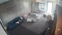 黑客破解家庭网络摄像头偷拍住毛坯房的年轻情侣疯狂做爱有时一天做爱几次 截图5