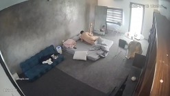黑客破解家庭网络摄像头偷拍住毛坯房的年轻情侣疯狂做爱有时一天做爱几次 截图8