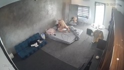 黑客破解家庭网络摄像头偷拍住毛坯房的年轻情侣疯狂做爱有时一天做爱几次 截图13