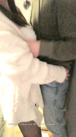 黑丝制服美乳网红【大叔给我一点酸奶喝】约操牛仔裤粉丝无套啪啪 扛腿猛烈抽插 口爆吞精裹射 感官超刺激 截图1