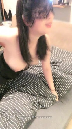 黑丝制服美乳网红【大叔给我一点酸奶喝】约操牛仔裤粉丝无套啪啪 扛腿猛烈抽插 口爆吞精裹射 感官超刺激 截图11