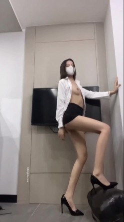 很带劲儿的节目！【172CM大长腿九头身短发女神】的自慰和热舞VIP定制，韵味十足的御姐，笔直的大长美腿，看的让人血脉喷张 截图12