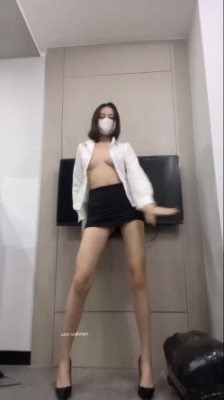 很带劲儿的节目！【172CM大长腿九头身短发女神】的自慰和热舞VIP定制，韵味十足的御姐，笔直的大长美腿，看的让人血脉喷张 截图13