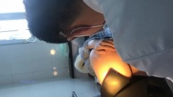 国内医院偷拍女性检查身体-黑丝袜兔绒大衣富家太太,第一次把私处给男医生看,紧张的把护栏紧紧抓着 截图13