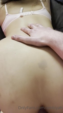 露脸才是王道！OF肥臀小钢炮【ambiyah】反差福利，道具紫薇COSER性爱 截图16
