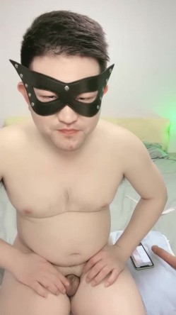 极品尤物！甜美少女！黑丝美腿，被胖大叔爆操，抱着美臀骑乘位深插，射在菊花上，爽的浪叫 截图1