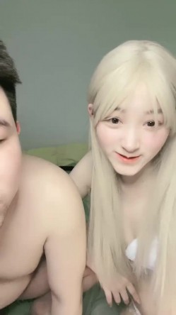 极品尤物！甜美少女！黑丝美腿，被胖大叔爆操，抱着美臀骑乘位深插，射在菊花上，爽的浪叫 截图9