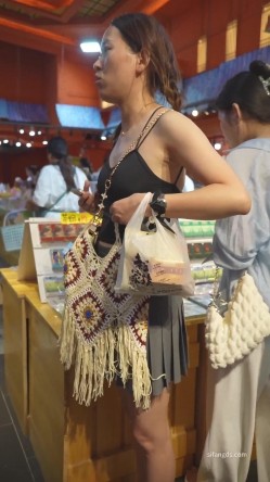 【banana cat】系列 蓝色长裙美女游乐园约会挑选商品弯腰内裤贴镜头侧面露毛骚货百褶裙无打底岔开腿CD蕾丝内湿了 截图11