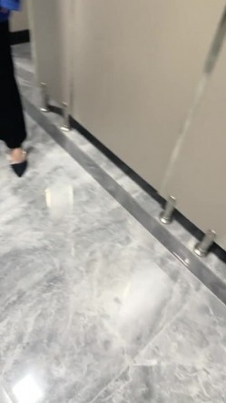 初恋的香味 18岁极品颜值大学生和男友野外公厕打野战室内已经不够刺激了 截图3