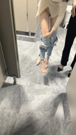 初恋的香味 18岁极品颜值大学生和男友野外公厕打野战室内已经不够刺激了 截图4