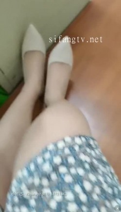 最牛老师【小橙子】塞跳蛋站学生后面撩起裙子，网友兴奋狂刷礼物震动，卧槽刺激，在讲台震到湿禁，地板全是丝袜流下的淫水！ 截图6