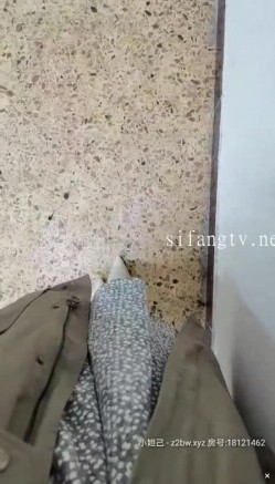 最牛老师【小橙子】塞跳蛋站学生后面撩起裙子，网友兴奋狂刷礼物震动，卧槽刺激，在讲台震到湿禁，地板全是丝袜流下的淫水！ 截图10