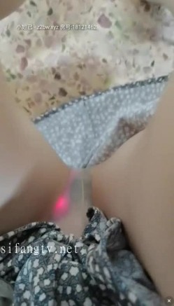 最牛老师【小橙子】塞跳蛋站学生后面撩起裙子，网友兴奋狂刷礼物震动，卧槽刺激，在讲台震到湿禁，地板全是丝袜流下的淫水！ 截图16