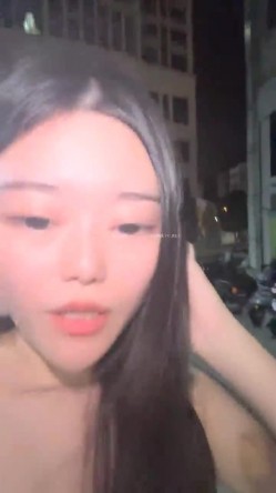 00后的快乐夜生活，奔驰男来买单，【03年安琪拉表妹】带上闺蜜一起酒吧热舞，厕所自慰，奔驰里舔逼，青春就要肆意挥霍，刺激 截图2