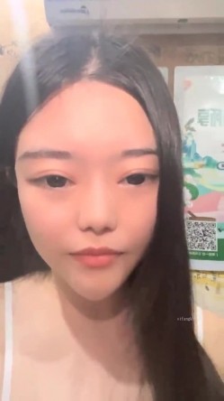 00后的快乐夜生活，奔驰男来买单，【03年安琪拉表妹】带上闺蜜一起酒吧热舞，厕所自慰，奔驰里舔逼，青春就要肆意挥霍，刺激 截图3