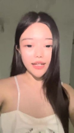 00后的快乐夜生活，奔驰男来买单，【03年安琪拉表妹】带上闺蜜一起酒吧热舞，厕所自慰，奔驰里舔逼，青春就要肆意挥霍，刺激 截图4
