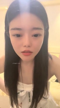 00后的快乐夜生活，奔驰男来买单，【03年安琪拉表妹】带上闺蜜一起酒吧热舞，厕所自慰，奔驰里舔逼，青春就要肆意挥霍，刺激 截图6