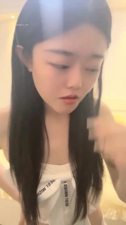 00后的快乐夜生活，奔驰男来买单，【03年安琪拉表妹】带上闺蜜一起酒吧热舞，厕所自慰，奔驰里舔逼，青春就要肆意挥霍，刺激 截图7