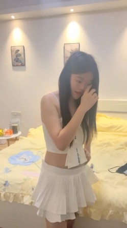 00后的快乐夜生活，奔驰男来买单，【03年安琪拉表妹】带上闺蜜一起酒吧热舞，厕所自慰，奔驰里舔逼，青春就要肆意挥霍，刺激 截图8