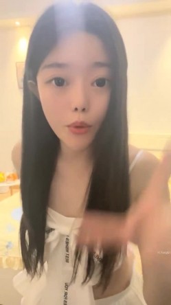 00后的快乐夜生活，奔驰男来买单，【03年安琪拉表妹】带上闺蜜一起酒吧热舞，厕所自慰，奔驰里舔逼，青春就要肆意挥霍，刺激 截图10