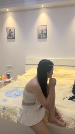 00后的快乐夜生活，奔驰男来买单，【03年安琪拉表妹】带上闺蜜一起酒吧热舞，厕所自慰，奔驰里舔逼，青春就要肆意挥霍，刺激 截图11