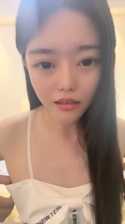00后的快乐夜生活，奔驰男来买单，【03年安琪拉表妹】带上闺蜜一起酒吧热舞，厕所自慰，奔驰里舔逼，青春就要肆意挥霍，刺激 截图13