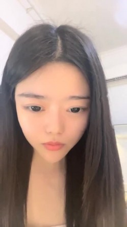 00后的快乐夜生活，奔驰男来买单，【03年安琪拉表妹】带上闺蜜一起酒吧热舞，厕所自慰，奔驰里舔逼，青春就要肆意挥霍，刺激 截图14