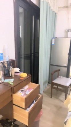 00后的快乐夜生活，奔驰男来买单，【03年安琪拉表妹】带上闺蜜一起酒吧热舞，厕所自慰，奔驰里舔逼，青春就要肆意挥霍，刺激 截图15