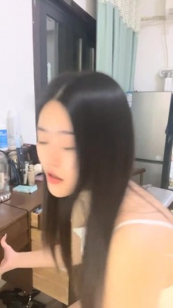 00后的快乐夜生活，奔驰男来买单，【03年安琪拉表妹】带上闺蜜一起酒吧热舞，厕所自慰，奔驰里舔逼，青春就要肆意挥霍，刺激 截图16