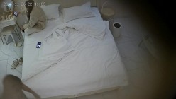 酒店偷拍 年轻情侣男友当着漂亮女友的面看小电影打飞机被她上位辅助骑屌 截图1