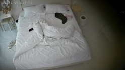 酒店偷拍 年轻情侣男友当着漂亮女友的面看小电影打飞机被她上位辅助骑屌 截图2