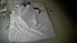 酒店偷拍 年轻情侣男友当着漂亮女友的面看小电影打飞机被她上位辅助骑屌 截图3