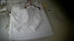 酒店偷拍 年轻情侣男友当着漂亮女友的面看小电影打飞机被她上位辅助骑屌 截图10