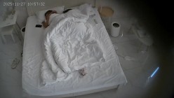 酒店偷拍 年轻情侣男友当着漂亮女友的面看小电影打飞机被她上位辅助骑屌 截图15
