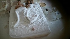 酒店偷拍 年轻情侣男友当着漂亮女友的面看小电影打飞机被她上位辅助骑屌 截图16