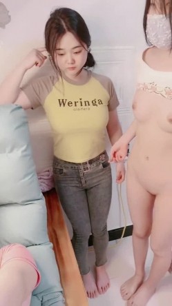 极品坦克多位大奶子少妇【美女团】和炮友玩双飞轮战 唯一的男主要被榨干了 截图6