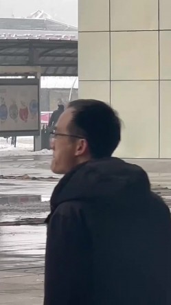 门事件 ️卧槽超牛逼 妹子大雪天站在马路边直接脱了裤子自慰,眼镜哥还跑过去近距离观看,被妹子竖起手指讥讽 截图13