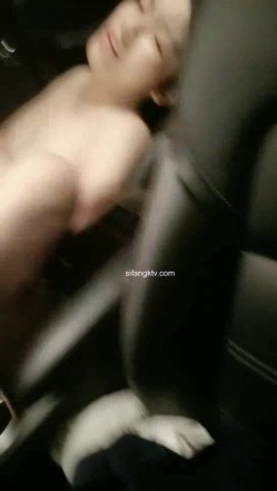 野外~玩刺激~玩心跳~【无敌小表妹】2男2女~车震小树林~茅屋~操出血，家中3P啪啪 截图9