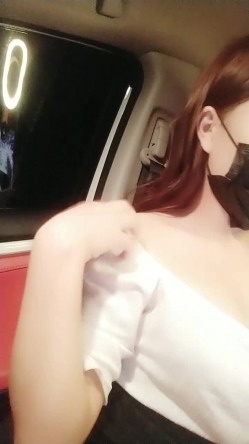 颜值不错美女主播户外勾搭汉子 到车里车震啪啪 无套女上坐插 很是淫荡 截图8